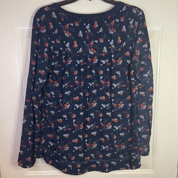 Mountain khaki floral v neck long sleeve top. - Picture 5 of 7